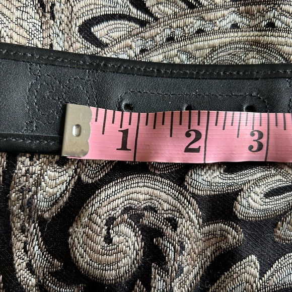 Gucci Black Leather Belt with Embossed GG Comes with Box, Bow & Dust Bag - Picture 6 of 7